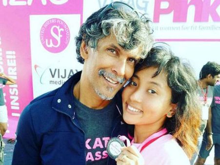 లేటువయసులో మనవరాలి వయసు పిల్లతో..: సీనియర్ నటుడి ప్రేమ కథ