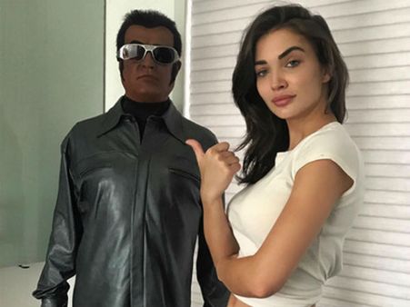 నకిలీ రోబో రజినీ తో అమీజాక్సన్ ఫోజు: రియల్ రజినీ కోసం ఎదురు చూపు