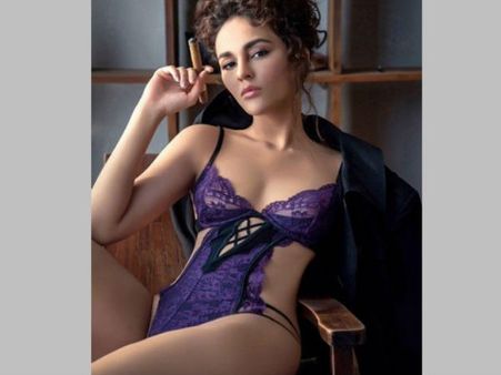 నా బట్టలు కాదు మొహాన్ని కూడా చూడండి: సీరత్ కపూర్