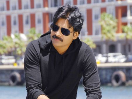 త్రివిక్రమ్ చేతిలో ఆ డైరెక్టర్ భవితవ్యం .. షాకిచ్చిన పవన్ కల్యాణ్