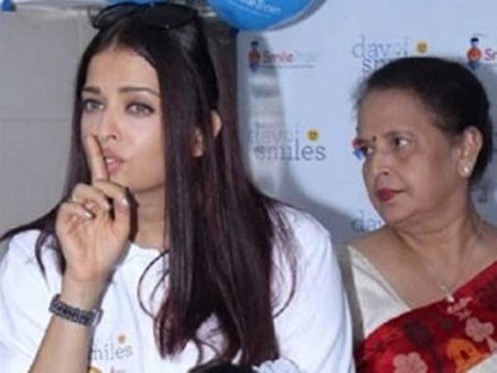 పబ్లిక్ ఫంక్షన్లో కన్నీళ్ళు పెట్టుకున్న ఐశ్వర్యారాయ్: ఫొటోగ్రాఫర్ల అత్యుత్సాహం వల్లే