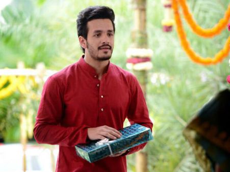 అఖిల్ అమ్మా నాన్నా వీళ్ళే: హలో చెప్పండి అంటూ పరిచయం చేశాడు