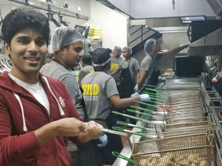 బార్లో వంటచేసిన అల్లు హీరో: బారులో చికెన్ వింగ్స్ వండిన హీరో