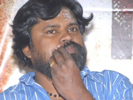 హీరోయిన్ ని పట్టుకుని 