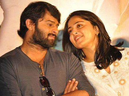 ప్రముఖ డైరెక్టర్‌కు షాకిచ్చిన అనుష్క.. ప్రభాసే కారణమట..