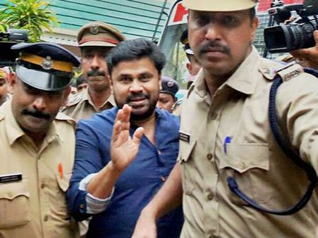 అట్టుడుకుతున్న ఇండస్ట్రీ: నటిపై‌రేప్ కేసులో హీరో‌పై చార్జ్‌షీట్ దాఖలు