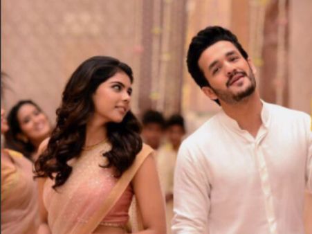 అఖిల్ ‘హలో’ మూవీకి షాక్: టీజర్ తొలగించిన యూట్యూబ్, కాపీ కొట్టారా?