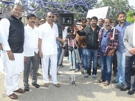 మేరా భారత్ మహాన్ నిర్మాతలు త్రిమూర్తుల్లాంటి వారు..