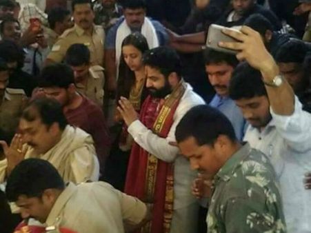 భద్రాద్రిలో సందడి చేసిన జూ ఎన్టీఆర్ దంపతులు (ఫోటోస్)