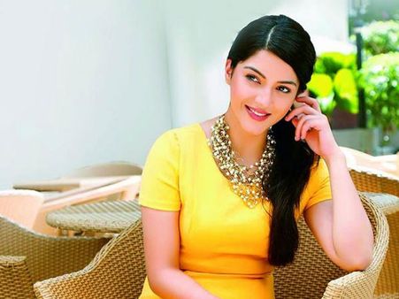 మా ఫ్యామిలీతో కలిసి అక్కడేతిరిగా, ఆ ధారుణానికి దగ్గరలోనే ఉన్నాను: మెహ్రీన్