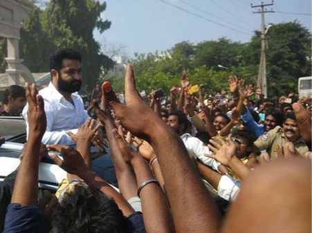 ఒక్క మాట మాట్లాడని ఎన్టీఆర్:అభిమానుల నిరాశ, తోపులాటలో అభిమానికి గాయాలు