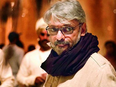 ఈ వివాదం, నిషేదం ముందే ఊహించాడా?: 140 కోట్లకి సినిమాని ఇన్స్యూర్ చేయించిన దర్శకుడు