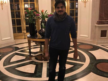 హోటల్ ఇన్ సెంట్రల్ లో జనసేనాని: అవార్డు అందుకోనున్న పవన్ కళ్యాణ్ (ఫొటోలు)