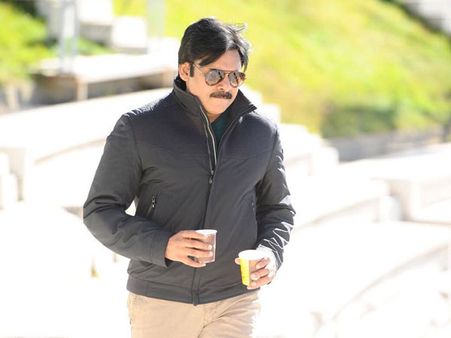 పవన్ కల్యాణ్ వచ్చేస్తున్నాడు.. కానీ మళ్లీ వెళ్లిపోతాడట..