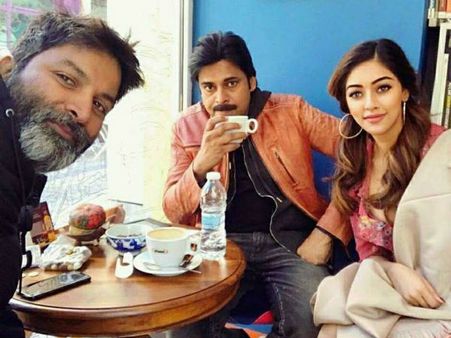 త్రివిక్రమ్ సెల్ఫీ: బల్గేరియాలో పవన్ కళ్యాణ్ మూవీ టీం సందడి(ఫోటోస్)