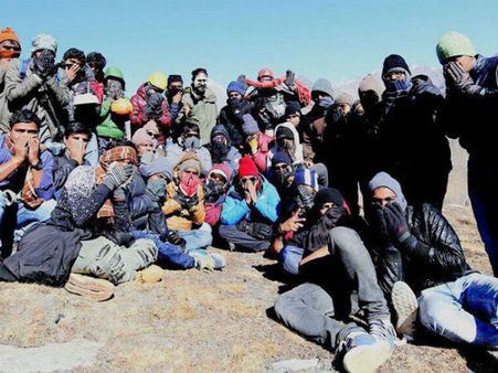 చార్మీ, పూరీ అండ్ టీమ్: ఎంగిలి ఆపిల్ అలా ఎలా తినేసారు??