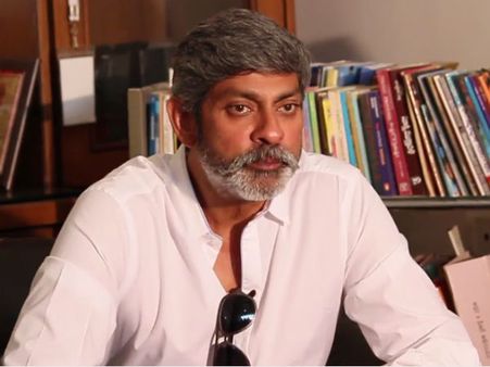 రిలీజ్‌కు ముందే ప్రేక్షకులకు రచయిత సినిమా చూపిస్తాం.. జగపతిబాబు