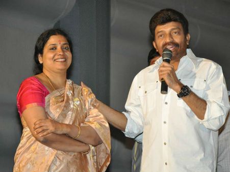 రాజశేఖర్‌పై ఫ్యాన్స్ కామెంట్.. కంటతడి పెట్టిన జీవిత