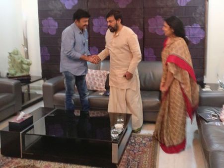 హీరో రాజశేఖర్‌కి హార్ట్ ఎటాక్,స్టంట్ కూడా వేసారు ? చిరంజీవి ఇంటికి కూడా వెళ్ళాడట