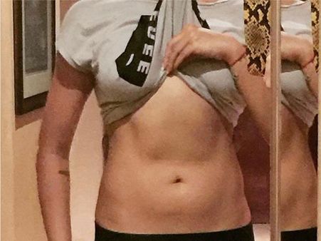 టీషర్ట్ లాగిమరీ చూపించేసింది: మాజీ విశ్వసుందరి అందాలకి జనం ఫిదా