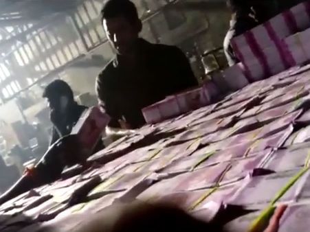 విశాల్ ఆఫీసులో సోదాలు, కట్టలకొద్దీ డబ్బు: వైరల్ అవుతున్న ఆ వీడియో చూడండీ