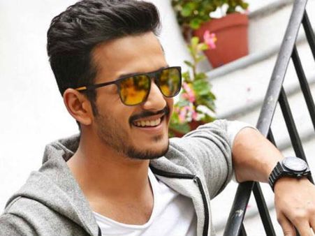 ఇంట్లో క్లాస్ పీకారు, అమ్మ అబద్దం చెప్పింది, చిరు డాన్స్ అంటే పిచ్చి: అఖిల్