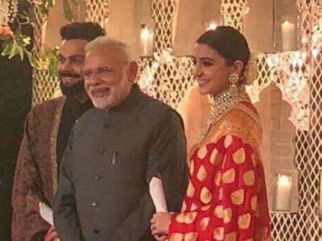 వైభవంగా అనుష్క-విరాట్ ఢిల్లీ వెడ్డింగ్ రిసెప్షన్, ప్రధాని మోడీ హాజరు (ఫోటోస్)