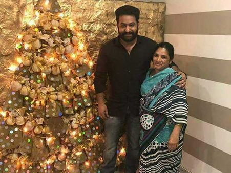 రామ్ చరణ్ ఇంట్లో సందడి చేసిన ఎన్టీఆర్... (ఫోటోస్)