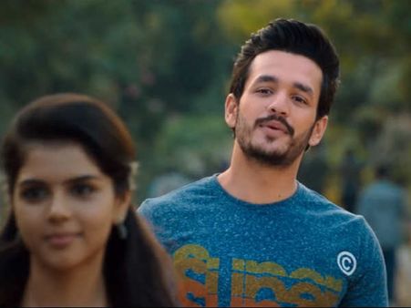 ‘హలో’ ఇది గమనించారా? నాగార్జున వ్యంగ్యాస్త్రం!