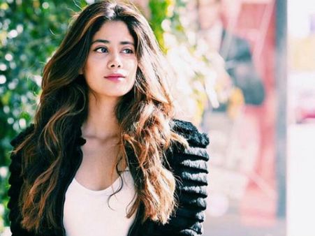 శ్రీదేవి కూతురు జాహ్నవి కపూర్... బాలీవుడ్లో మరో అందాల సంచలనం!