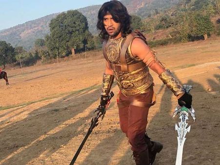 ఈ ఫోటోలు చూశారా?... ‘బాహుబలి’ని కాపీ కొట్టారు, ఎన్టీఆర్ మూవీ సీన్ కూడా!