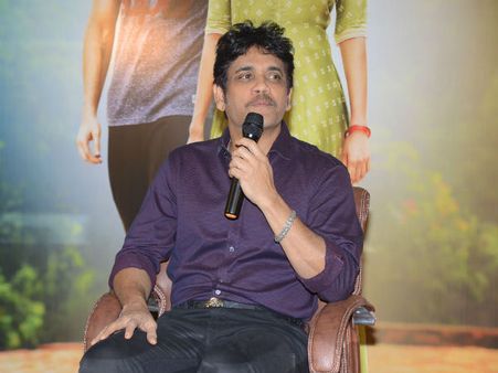 హల్లో కథను లీక్ చేసిన నాగ్.. మన్మథుడి స్ట్రాటేజీ అదేనా..