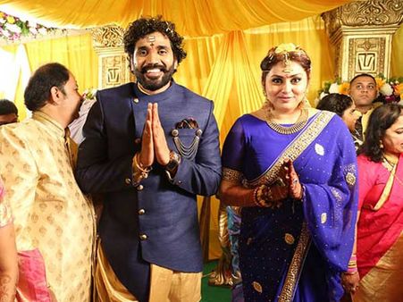 నమిత పెళ్లి వీడియో వైరల్.. రొమాంటిక్‌గా ప్రపోజ్.. నన్ను అలా బుట్టలో పడేశాడంటూ కామెంట్