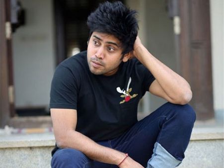 డ్రంక్ అండ్ డైవ్.... మీడియాను చూసి కారుకింద దూరిన తెలుగు కమెడియన్!