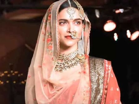 డైరెక్టర్ గారికి చట్టం తెలియదా? ‘పద్మావతి’ వివాదంపై పార్లమెంటు ప్యానల్ ఫైర్, ఆగిన రిలీజ్!