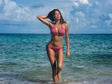 బికినీ'లో పార్వతి: మతి పోగొట్టే అందాలు.. రెచ్చిపోయిందంతే!