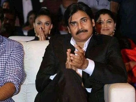 అజ్ఞాతవాసి ఆడియో: పవన్ రాకతో దద్దరిల్లిన ఆడిటోరియం.. ఫ్యాన్స్ హంగామా