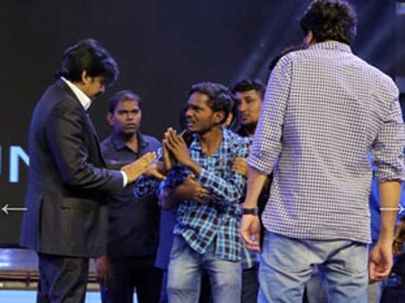 అమాంతం పవన్ కాళ్ల మీద పడ్డ ఫ్యాన్!: కొద్దిసేపు అంతా బ్లాంక్.., అదీ 'పవర్' గొప్పతనం