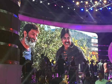 అజ్ఞాతవాసి ఆడియో లైవ్: భారీగా ఫ్యాన్స్.. కిక్కిరిసిన హైటెక్స్.. తల ప్రాణం తోకకు.. (ఫొటోలు, వీడియోలు)