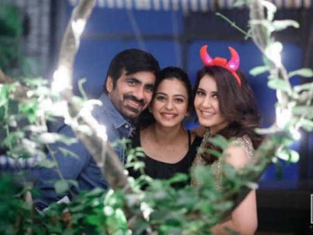 రాశీ ఖన్నా బర్త్ డే పార్టీ: రచ్చ చేసిన రకుల్, రవితేజ, వరుణ్, తేజు... (ఫోటోస్)