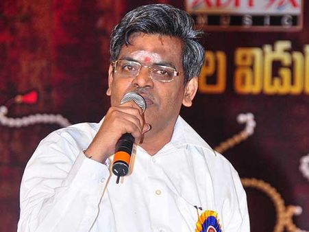 అందరికీ ఇస్తాడు, నాకు ఇవ్వడు...అందుకే త్రివిక్రమ్ మీద కోపం: సిరివెన్నెల