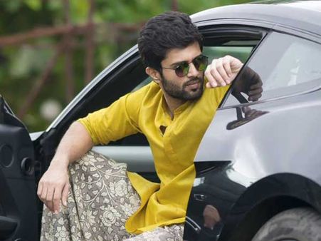 టాలీవుడ్ టాక్ ఆఫ్ ది ఇయర్ 'విజయ్ దేవరకొండ': ఒక్క సినిమాతో షేక్ చేసి పారేశాడు..