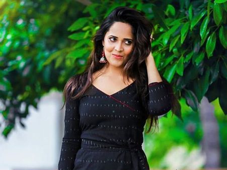 తన పాత్ర గురించి వెల్లడించి సర్‌ప్రైజ్ చేసిన అనసూయ!