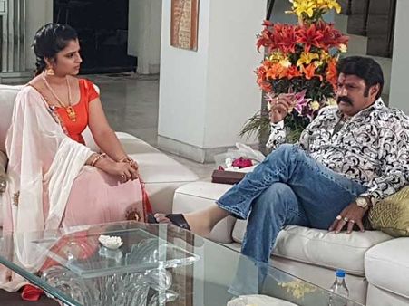 'బేవకూఫ్..' అంటూ విరుచుకుపడ్డ బాలయ్య: చప్పట్లు కొట్టిన యాంకర్.. అసలేం జరిగింది?