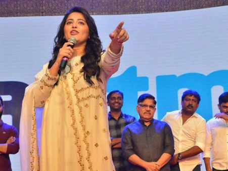 ప్రభాస్‌ దేవుడు అంటూ పొగడ్తలు, అనుష్క సంతోషం....మిస్సైతే బాధపడేదంట!