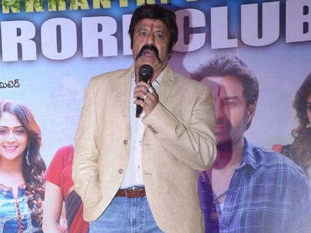 పొడవాటి వ్యక్తుల మధ్య ఓ పొట్టోడిని: బాలయ్య, ఈ కామెంట్స్ వెనుక కారణమదే!