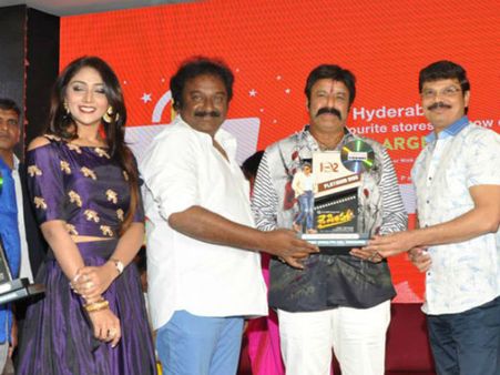 వీడు నన్నే ఏడిపించాడు... : జై సింహ ప్రీ రిలీజ్ వేడుకలో బాలయ్య స్పీచ్