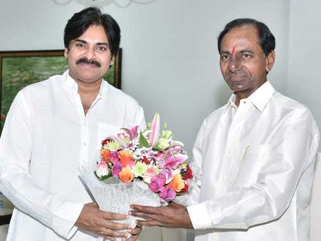 ‘అజ్ఞాతవాసి’కి డబ్బులు గుంజేందుకే: పవన్-కేసీఆర్ భేటీపై కామెంట్స్