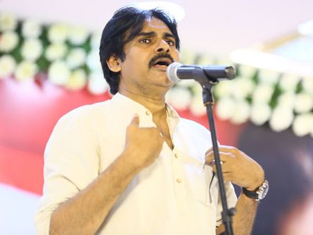 తెలుగు వారికి అన్యాయం: సావిత్రి, ఎస్వీఆర్ పేర్లు ప్రస్తావించిన పవన్ కళ్యాణ్!