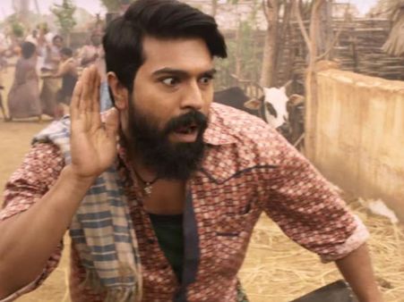 ఇంటి ముందు ఫ్యాన్స్ రచ్చ, సైగలతోనే కనుక్కున్న చెర్రీ: అంతా రంగస్థలం ఎఫెక్ట్..